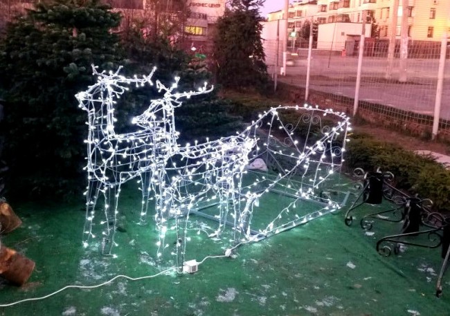 Новогодняя световая композиция "Сани и два оленя"